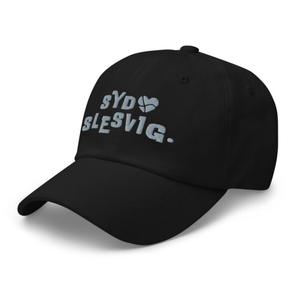 classic-dad-hat-black-left-front-6a130c0d32570.jpg Sydslesvig Dad-Hat mit Dannebrog-Herz