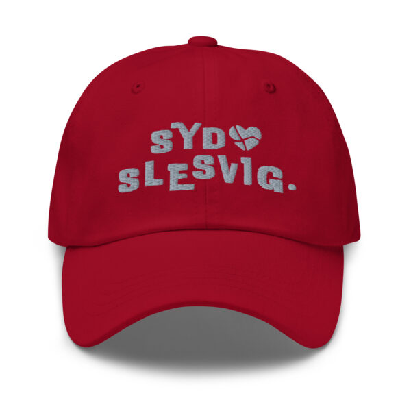 classic-dad-hat-cranberry-front-6a130c0d31ae3.jpg Sydslesvig Dad-Hat mit Dannebrog-Herz