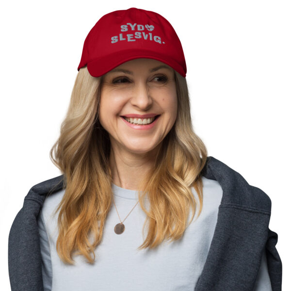classic-dad-hat-cranberry-front-6a130c0d33059.jpg Sydslesvig Dad-Hat mit Dannebrog-Herz