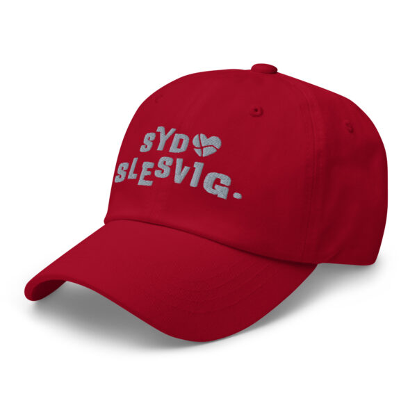 classic-dad-hat-cranberry-left-front-6a130c0d32688.jpg Sydslesvig Dad-Hat mit Dannebrog-Herz