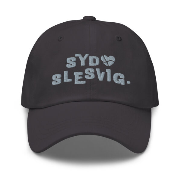 classic-dad-hat-dark-grey-front-6a130c0d31c09.jpg Sydslesvig Dad-Hat mit Dannebrog-Herz