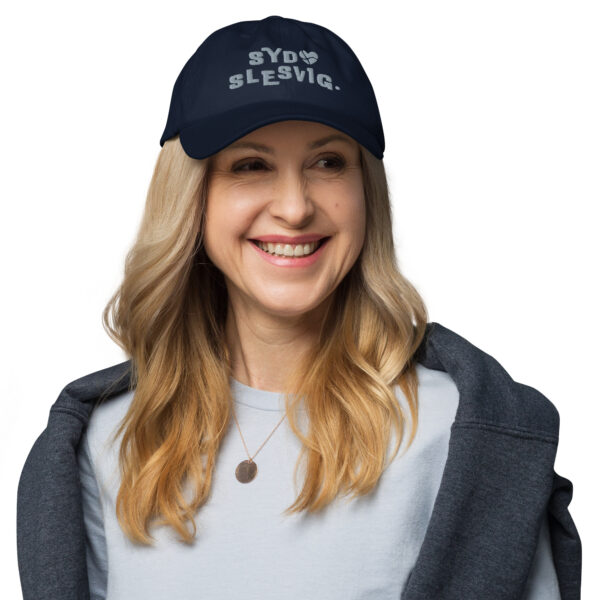 classic-dad-hat-navy-front-6a130c0d33225.jpg Sydslesvig Dad-Hat mit Dannebrog-Herz