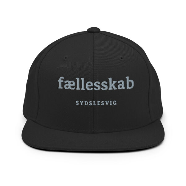 classic-snapback-black-front-6a13ee59732ac.jpg FÆLLESSKAB. — Snapback für Zusammenhalt