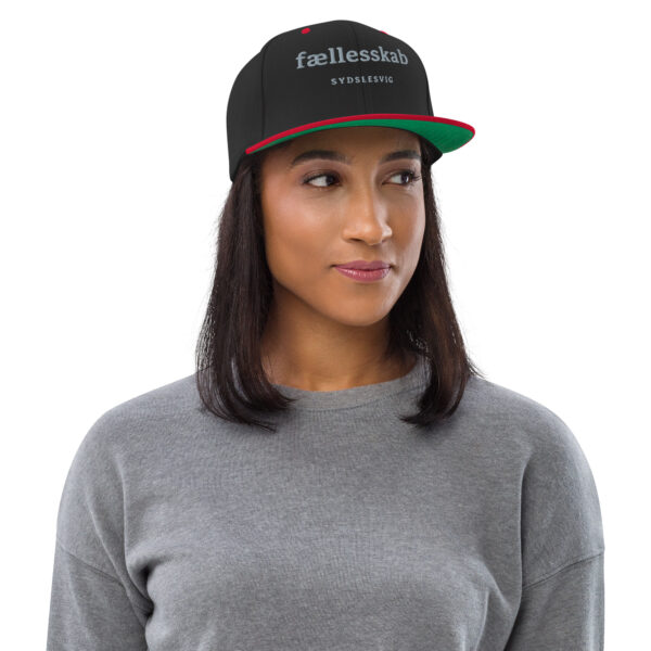 classic-snapback-black-red-front-6a13ee5975b8c.jpg FÆLLESSKAB. — Snapback für Zusammenhalt
