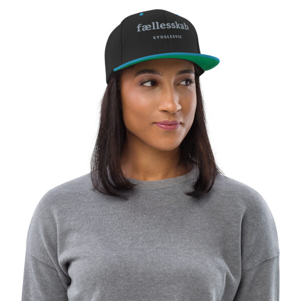 classic-snapback-black-teal-front-6a13ee5975bff.jpg FÆLLESSKAB. — Snapback für Zusammenhalt