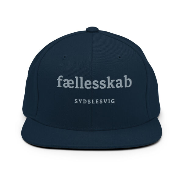 classic-snapback-dark-navy-front-6a13ee5974a38.jpg FÆLLESSKAB. — Snapback für Zusammenhalt