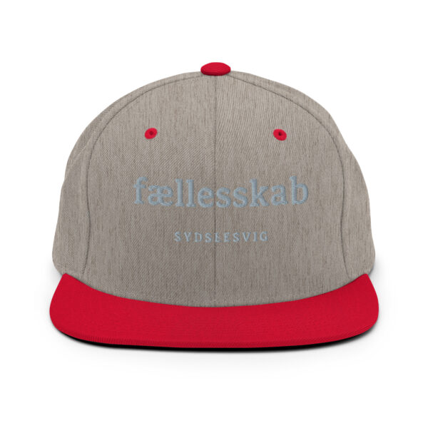 classic-snapback-heather-grey-red-front-6a13ee5974ac7.jpg FÆLLESSKAB. — Snapback für Zusammenhalt