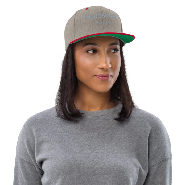 classic-snapback-heather-grey-red-front-6a13ee5975cf3.jpg FÆLLESSKAB. — Snapback für Zusammenhalt
