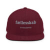 classic-snapback-maroon-front-6a13ee5974b46.jpg FÆLLESSKAB. — Snapback für Zusammenhalt