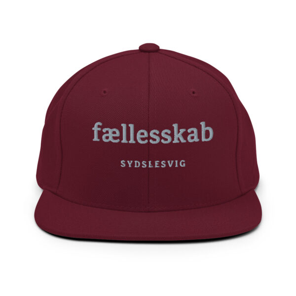 classic-snapback-maroon-front-6a13ee5974b46.jpg FÆLLESSKAB. — Snapback für Zusammenhalt
