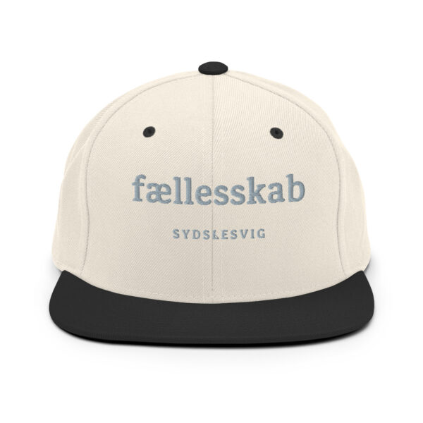 classic-snapback-natural-black-front-6a13ee5974bb6.jpg FÆLLESSKAB. — Snapback für Zusammenhalt