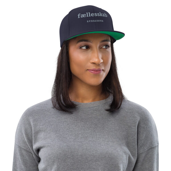 classic-snapback-navy-front-6a13ee5975e49.jpg FÆLLESSKAB. — Snapback für Zusammenhalt