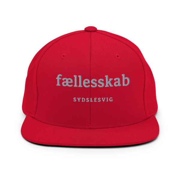 classic-snapback-red-front-6a13ee5974c96.jpg FÆLLESSKAB. — Snapback für Zusammenhalt