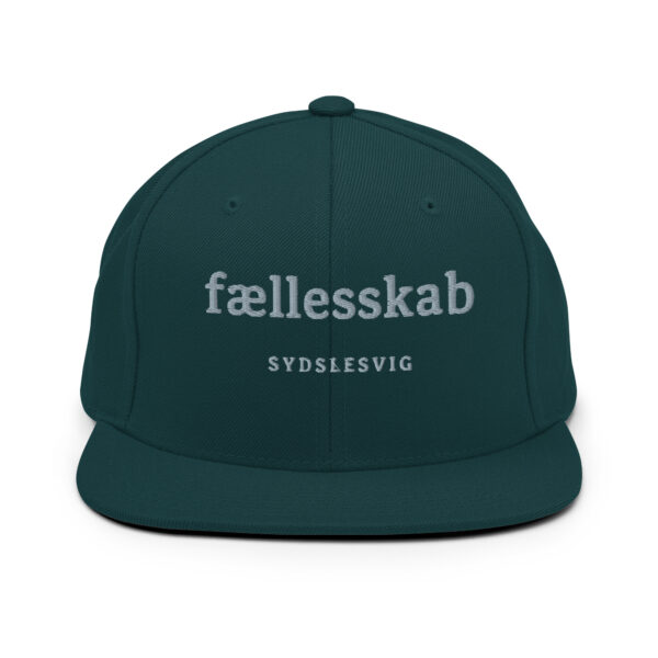 classic-snapback-spruce-front-6a13ee5974d72.jpg FÆLLESSKAB. — Snapback für Zusammenhalt
