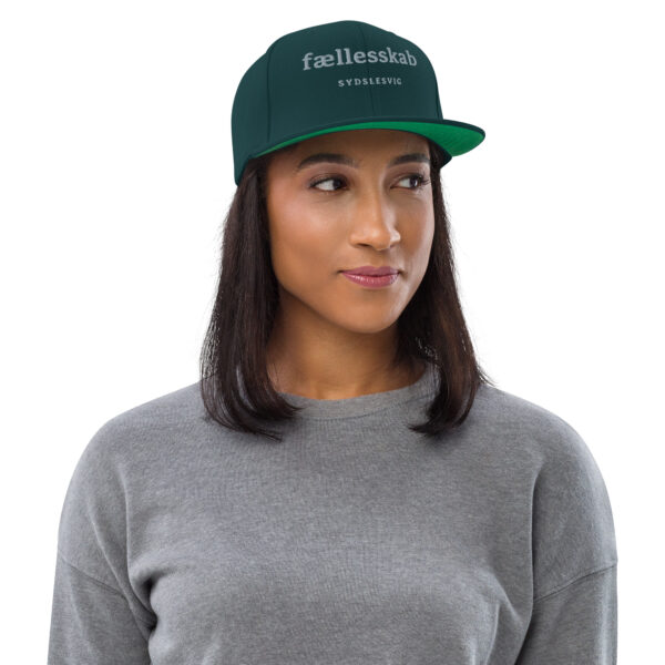 classic-snapback-spruce-front-6a13ee5975fa2.jpg FÆLLESSKAB. — Snapback für Zusammenhalt