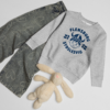 kids-crew-neck-sweatshirt-heather-front-6a02fb423eb39.png Mini-Wikinger Flensborg & Sydslesvig – Kinder-Fleecepullover