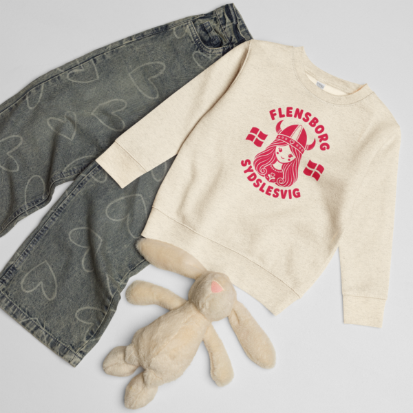 kids-crew-neck-sweatshirt-natural-heather-front-6a02fc29274b5.png Mini-Wikingerin Flensborg & Sydslesvig – Kinder-Fleecepullover