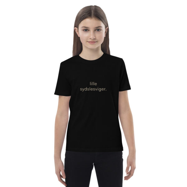kids-organic-cotton-mini-creator-2.0-t-shirt-black-front-6a142fc532812.jpg Lille Sydslesviger. — Organic Kids Tee