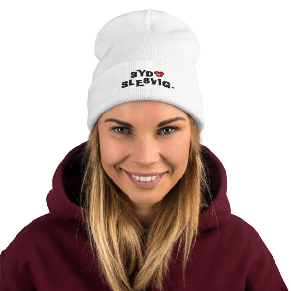 knit-beanie-white-front-6a1379c8258f9.jpg SYDSLESVIG. — Beanie mit Herzsymbol