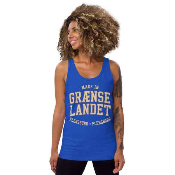 mens-staple-tank-top-true-royal-front-6a070b29a4dc0.jpg Made in Grænselandet – Tank Top Flensburg/Flensborg (College-Stil)