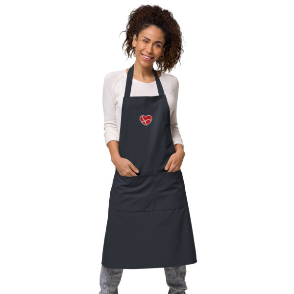 organic-cotton-apron-navy-front-6a142d5929a02.jpg Dannebrog Herz. — Küchenschürze für Hygge & Handwerk