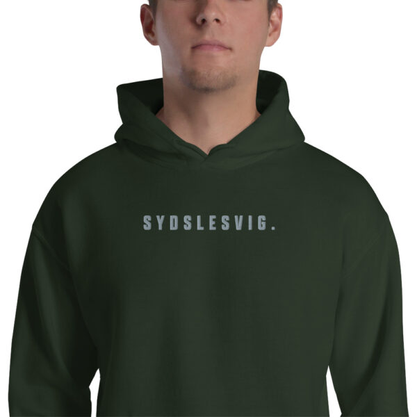 unisex-heavy-blend-hoodie-forest-green-zoomed-in-6a134a238fe22.jpg SYDSLESVIG. — Hoodie für Küste & kalte Abende