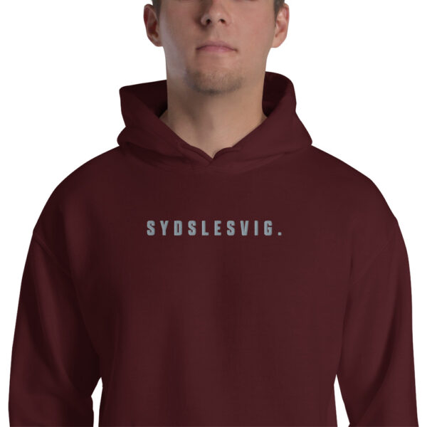 unisex-heavy-blend-hoodie-maroon-zoomed-in-6a134a238ff18.jpg SYDSLESVIG. — Hoodie für Küste & kalte Abende