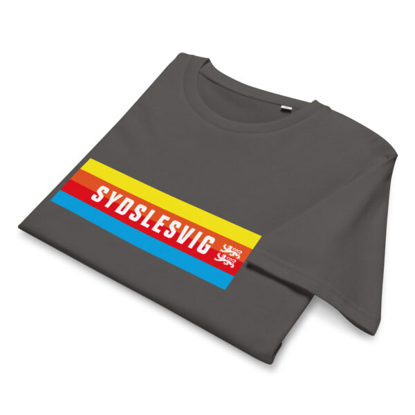 unisex-organic-mid-light-crafter-t-shirt-anthracite-front-6a1364709bdb3.jpg SYDSLESVIG. — Banner Tee mit Löwen & Minderheitenfarben