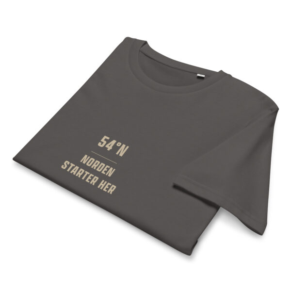 54 Grad. Norden starter her. — Borderland Tee