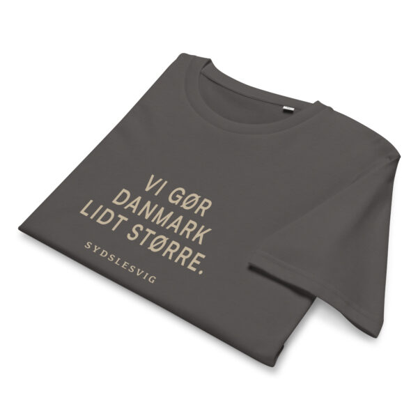 unisex-organic-mid-light-crafter-t-shirt-anthracite-front-6a13761e5fc00.jpg Vi gør Danmark lidt større. — Sydslesvig Tee