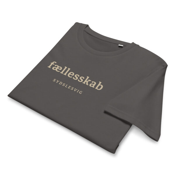 unisex-organic-mid-light-crafter-t-shirt-anthracite-front-6a137f9d931dd.jpg FÆLLESSKAB. — Sydslesvig Community Tee