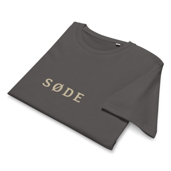 unisex-organic-mid-light-crafter-t-shirt-anthracite-front-6a138349b184b.jpg SØDE. — Bio-Shirt mit nordischem Augenzwinkern