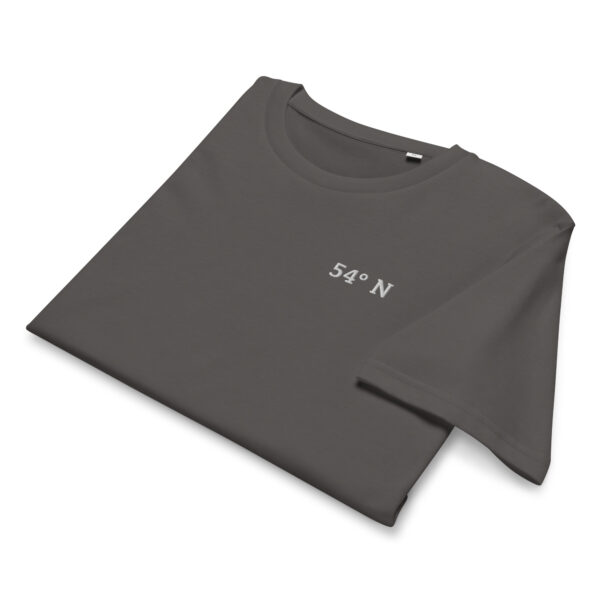unisex-organic-mid-light-crafter-t-shirt-anthracite-front-6a1387be1c685.jpg 54° N. — Besticktes Küstenshirt