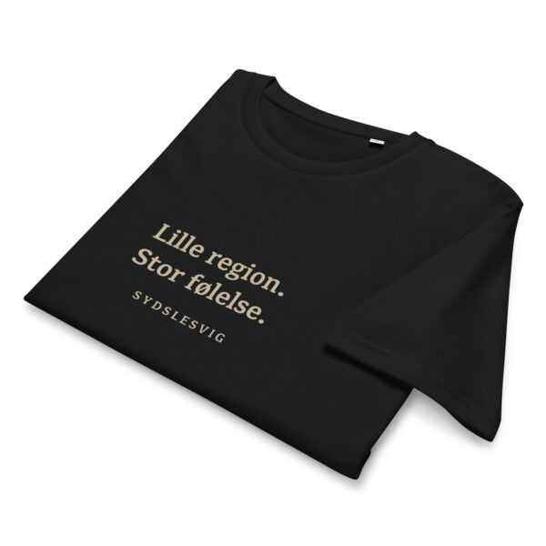 unisex-organic-mid-light-crafter-t-shirt-black-front-6a13857614f54.jpg Lille region. Stor følelse. — Borderland Tee