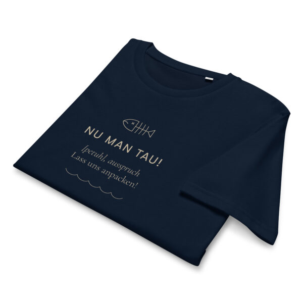 unisex-organic-mid-light-crafter-t-shirt-french-navy-front-6a135735df3df.jpg Nu man tau! — Petuh-Shirt mit Rückenwind