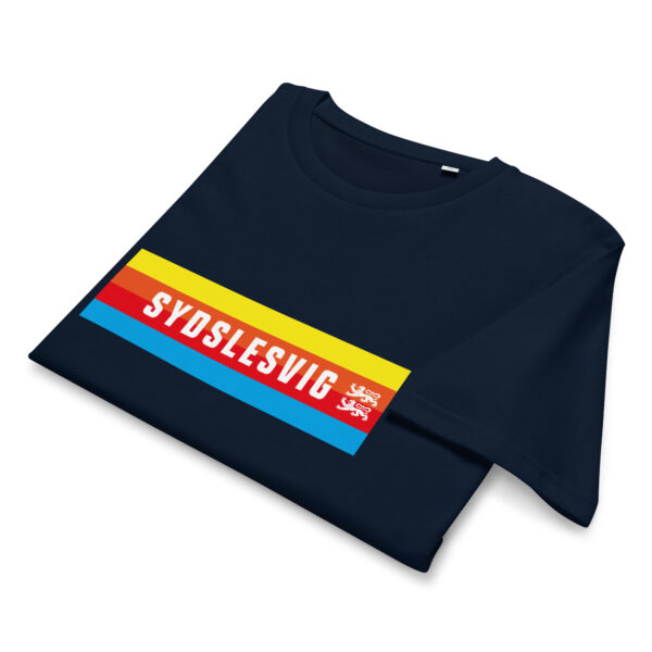 unisex-organic-mid-light-crafter-t-shirt-french-navy-front-6a1364709bfa2.jpg SYDSLESVIG. — Banner Tee mit Löwen & Minderheitenfarben