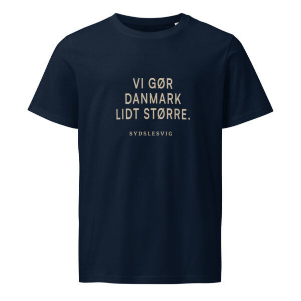 unisex-organic-mid-light-crafter-t-shirt-french-navy-front-6a13761e5ec61.jpg Vi gør Danmark lidt større. — Sydslesvig Tee