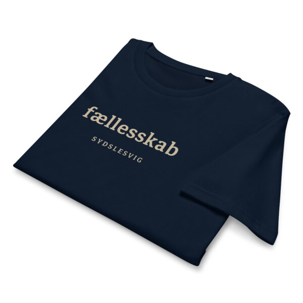unisex-organic-mid-light-crafter-t-shirt-french-navy-front-6a137f9d9333e.jpg FÆLLESSKAB. — Sydslesvig Community Tee