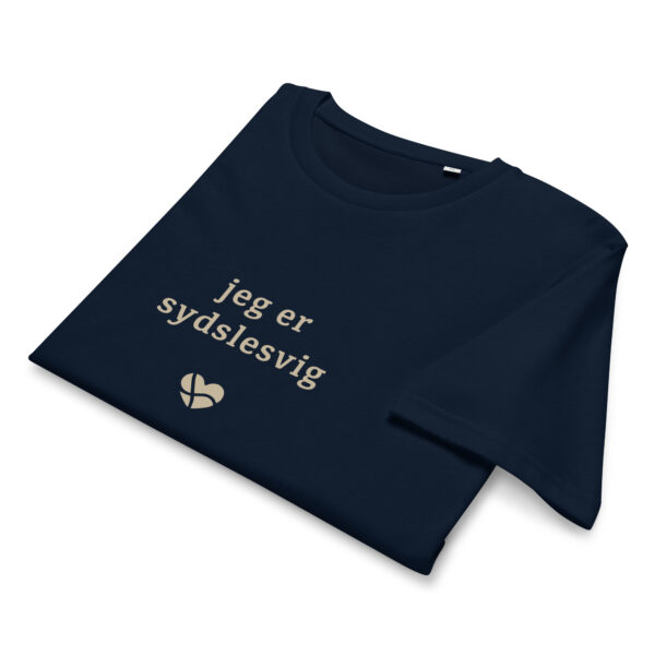 unisex-organic-mid-light-crafter-t-shirt-french-navy-front-6a1385e055867.jpg Jeg er Sydslesvig. — Shirt mit Herzlogo