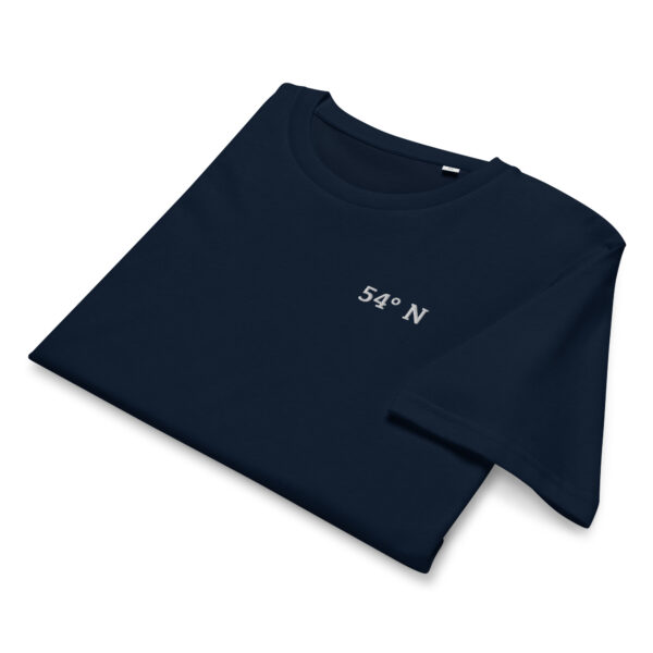 unisex-organic-mid-light-crafter-t-shirt-french-navy-front-6a1387be1c859.jpg 54° N. — Besticktes Küstenshirt