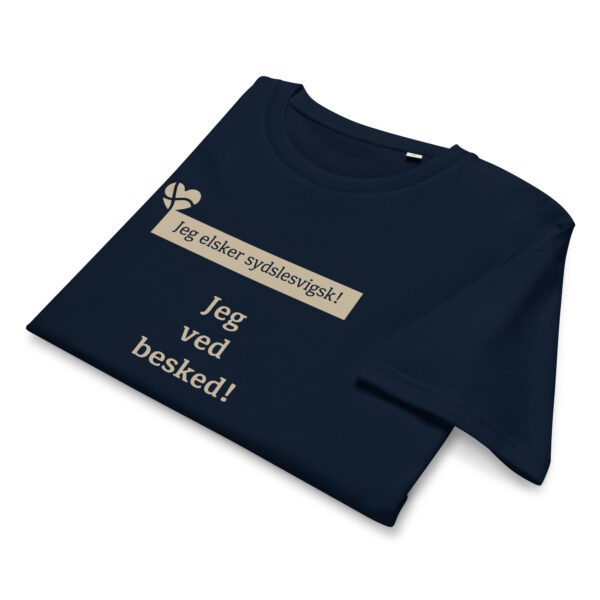 unisex-organic-mid-light-crafter-t-shirt-french-navy-front-6a138e01983ed.jpg Jeg ved besked. — Petuh Tee mit Haltung