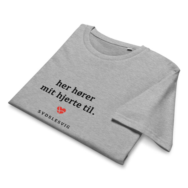 unisex-organic-mid-light-crafter-t-shirt-heather-grey-front-6a1360a8135c2.jpg Her hører mit hjerte til. — Sydslesvig Shirt
