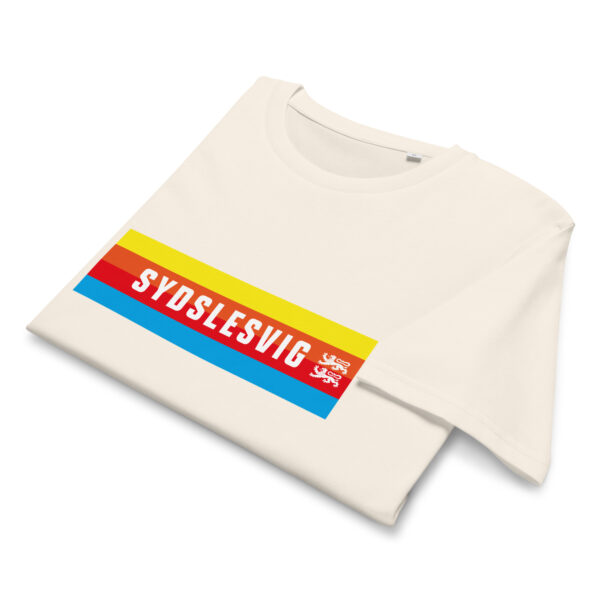 unisex-organic-mid-light-crafter-t-shirt-vintage-white-front-6a1364709c199.jpg SYDSLESVIG. — Banner Tee mit Löwen & Minderheitenfarben