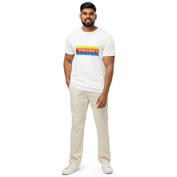 unisex-organic-mid-light-crafter-t-shirt-white-front-6a1364709d3ff.jpg SYDSLESVIG. — Banner Tee mit Löwen & Minderheitenfarben