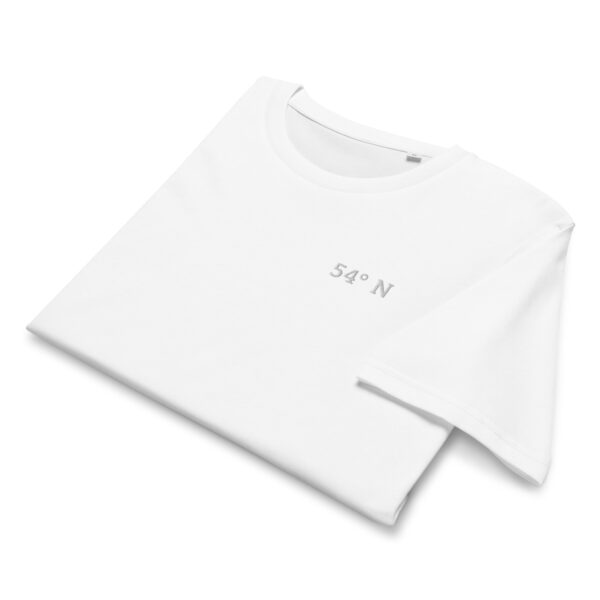 unisex-organic-mid-light-crafter-t-shirt-white-front-6a1387be1c9ea.jpg 54° N. — Besticktes Küstenshirt