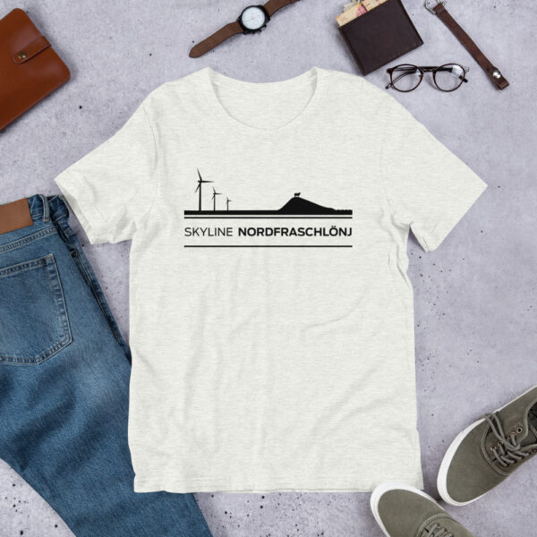 unisex-staple-t-shirt-ash-front-6a06f8e8801b9.jpg Skyline Nordfraschlönj – T-Shirt Nordfriesland