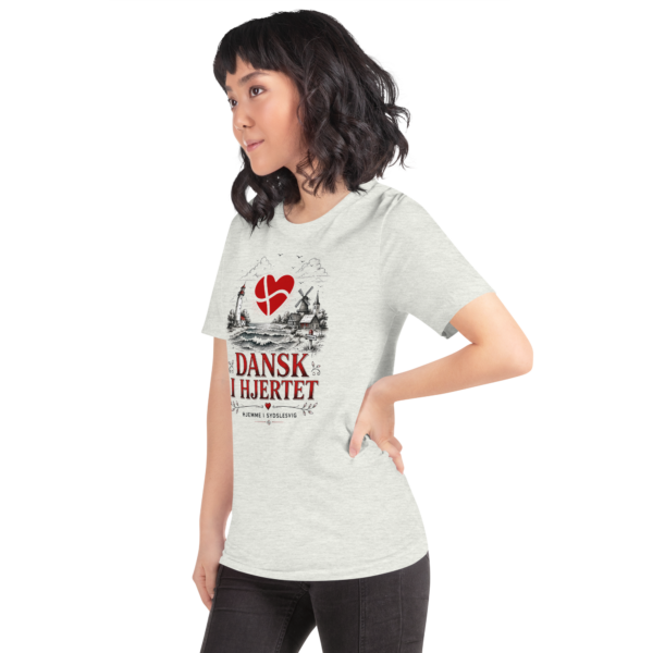 unisex-staple-t-shirt-ash-left-front-6a06bcc5d2d0f.png Dansk i hjertet – T-Shirt Sydslesvig