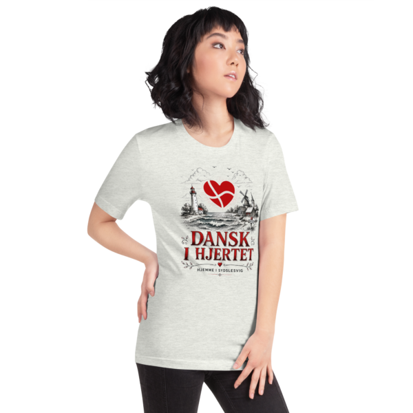 unisex-staple-t-shirt-ash-right-front-6a06bcc5d51b5.png Dansk i hjertet – T-Shirt Sydslesvig