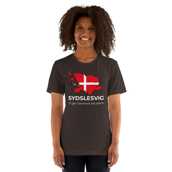 unisex-staple-t-shirt-brown-front-6a0703b494857.jpg Vi gør Danmark lidt større – Sydslesvig T-Shirt