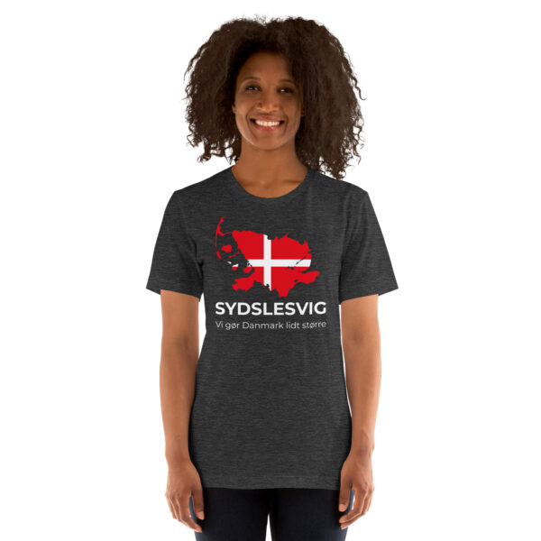 unisex-staple-t-shirt-dark-grey-heather-front-6a0703b49d2eb.jpg Vi gør Danmark lidt større – Sydslesvig T-Shirt